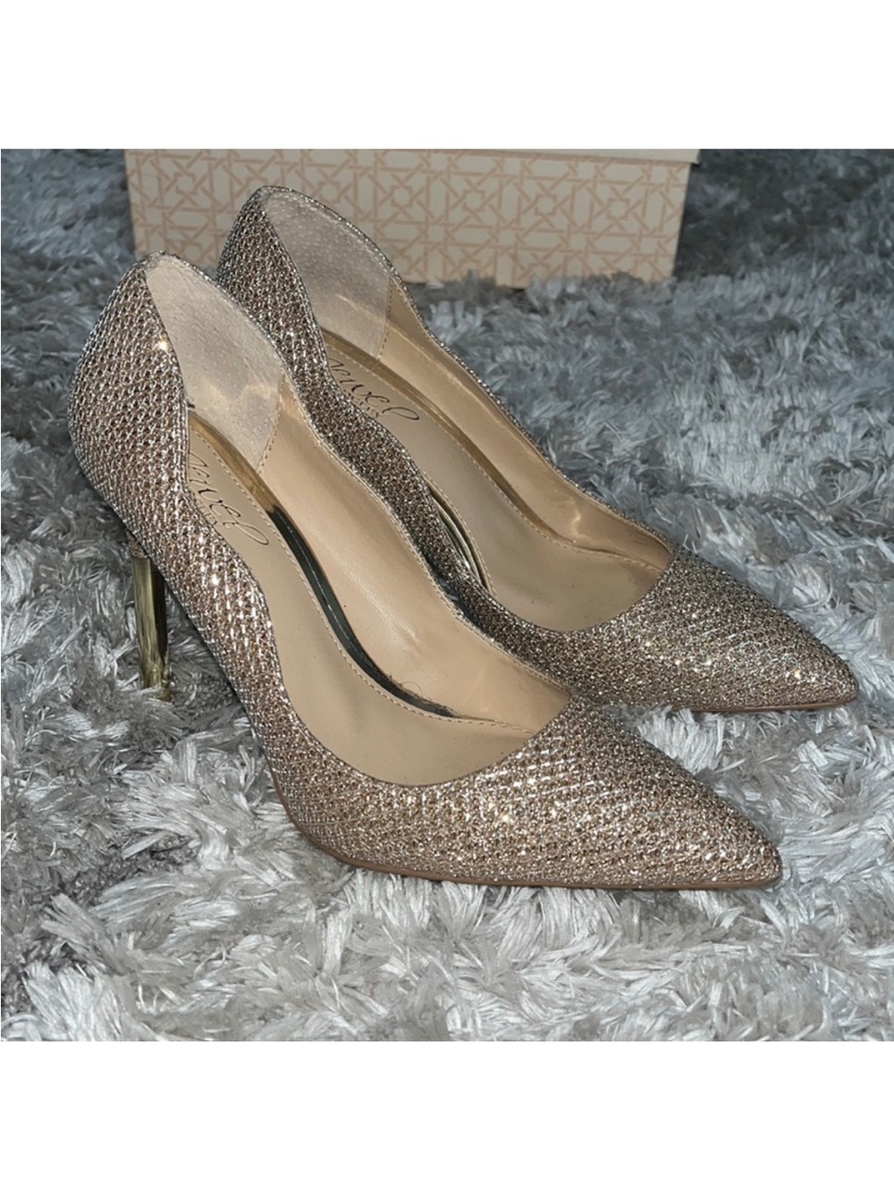 Like new! Jewel by Badgely Mischka Riley gold shimmery pumps size 6